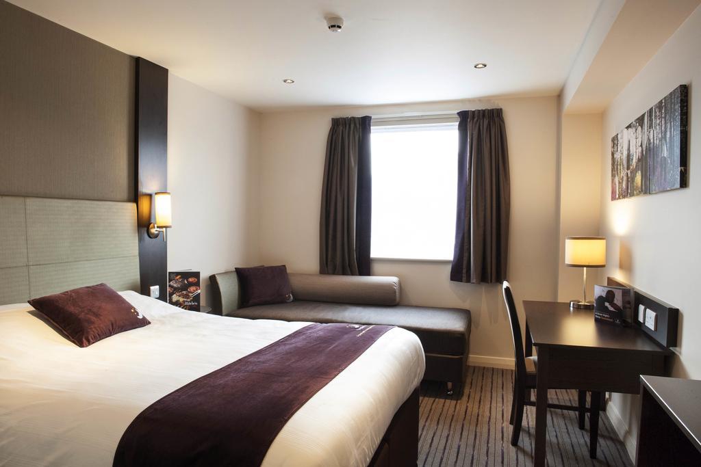 Premier Inn Basingstoke West מראה חיצוני תמונה